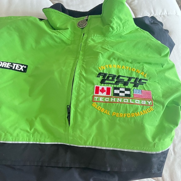 Black and Green Goretex Ski Snow Jacket with Insulation With Gloves - Picture 1 of 6